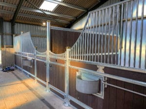 Monarch Equestrian Bespoke Majestic Victorian brown plastic stables with swivel manger